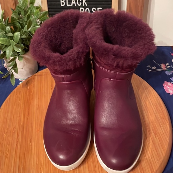 FIT FLOP SHEARLING ANKLE BOOTS IN BURGUNDY SZ 7 - Picture 2 of 9